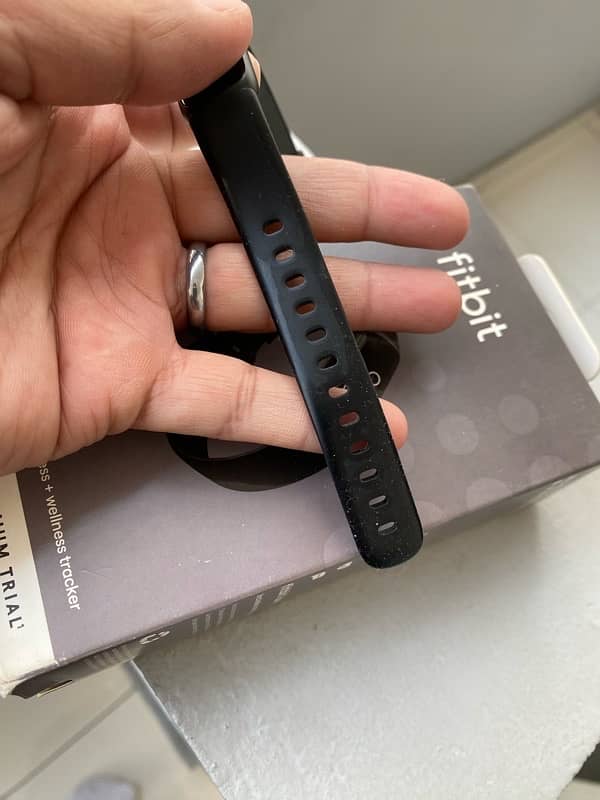 Fitbit Luxe Fitness Tracker band 4