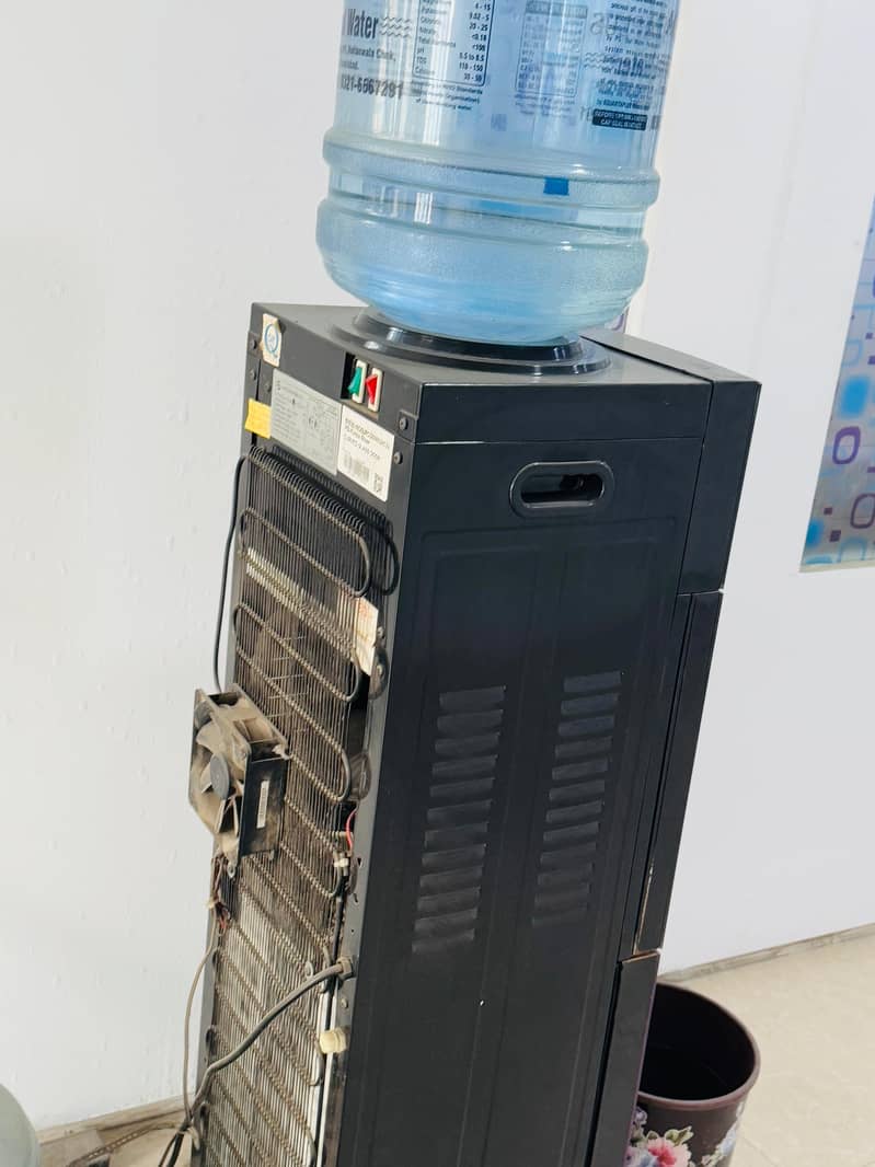 Pel Water Dispenser with Refrigerator in Good Condition 2