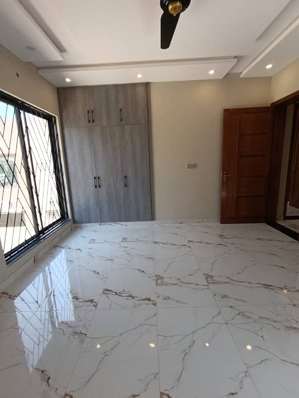 2 bed non Furnished Flat Available For Rent in Bahria Town Lahore 8