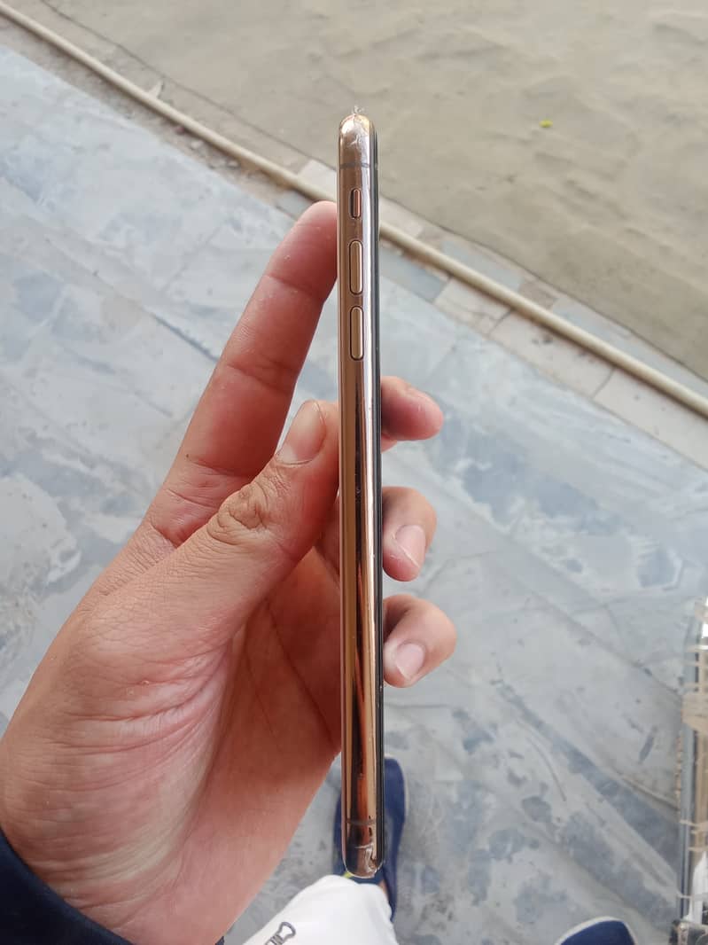 Apple iPhone XS Max 3