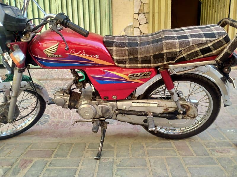 Honda CD 70.    All documents complete condition 10/9 5