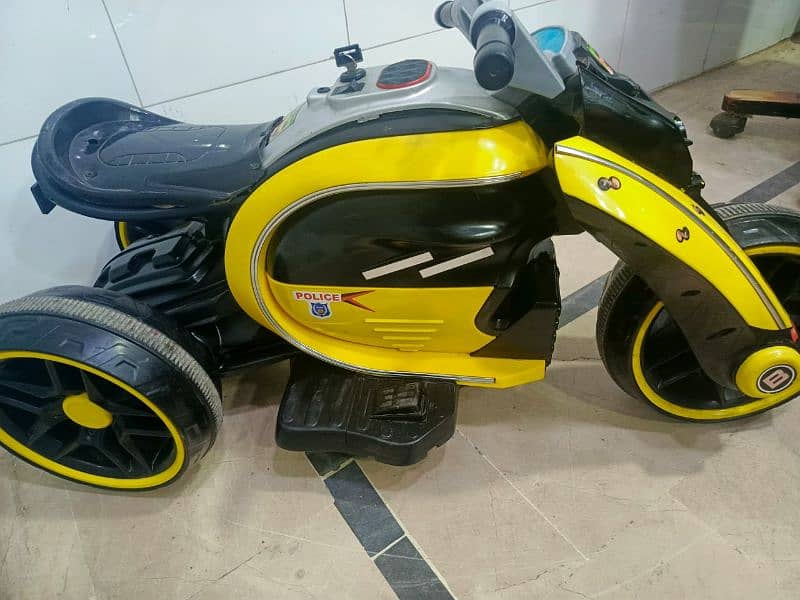 kids battery bike (3 se 12 sal bacho k lia) 1