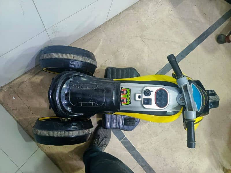 kids battery bike (3 se 12 sal bacho k lia) 5