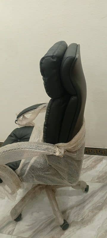 BRAND NEW OFFICE CHAIR UN TUCH 2