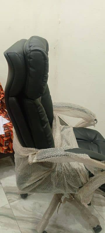 BRAND NEW OFFICE CHAIR UN TUCH 4