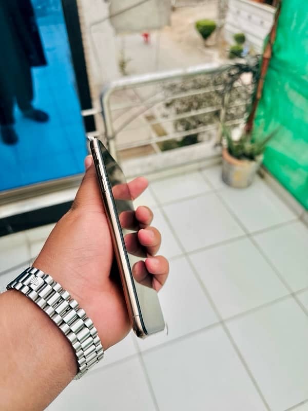 i phone XS Max 5