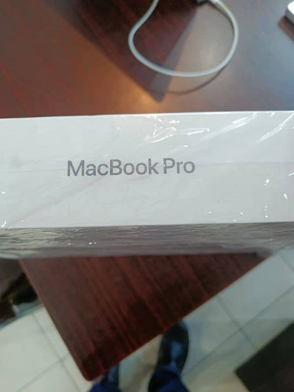 apple MacBook pro M1 32gb ram 512 SSD new box packed 14 inch 1