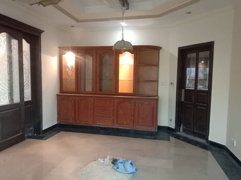 1 Kanal Beautiful Lower Portion Corner Separate Gate House for Rent in FF Block Phase 4 DHA Lahore 9