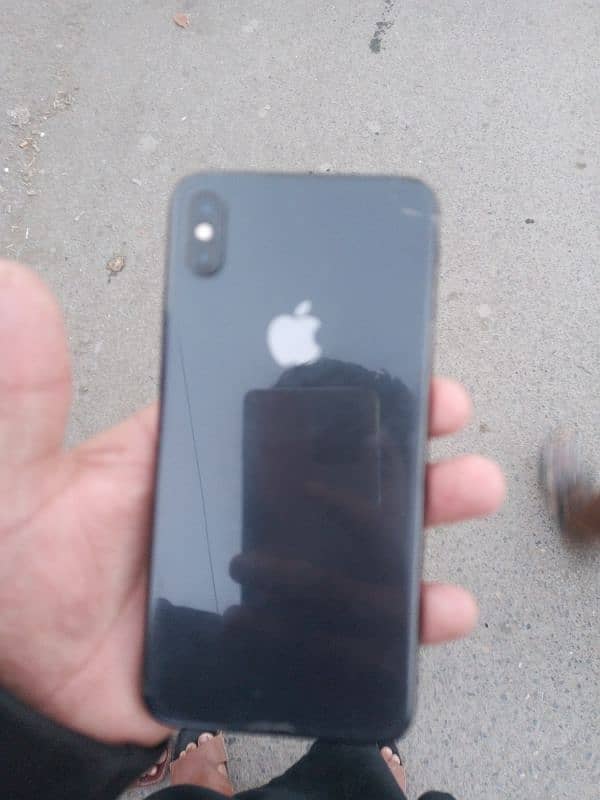 I phone XS max ha aur condition 10/10 ha all ok 87 battery health ha 0