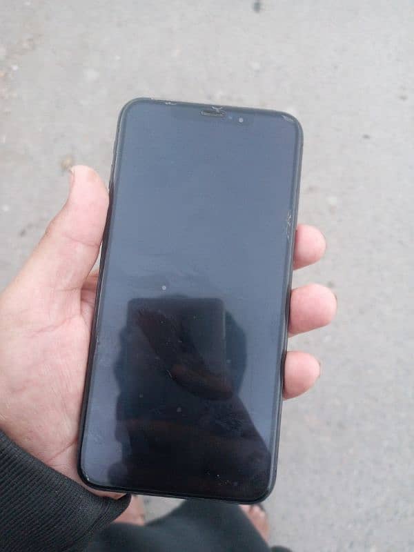 I phone XS max ha aur condition 10/10 ha all ok 87 battery health ha 1