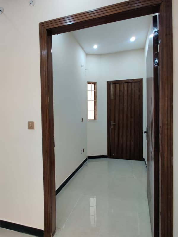 BRAND NEW CORNER 19 MARLA UPPER PORTION AVAILABLE FOR RENT WITH SAPERT GATE 12