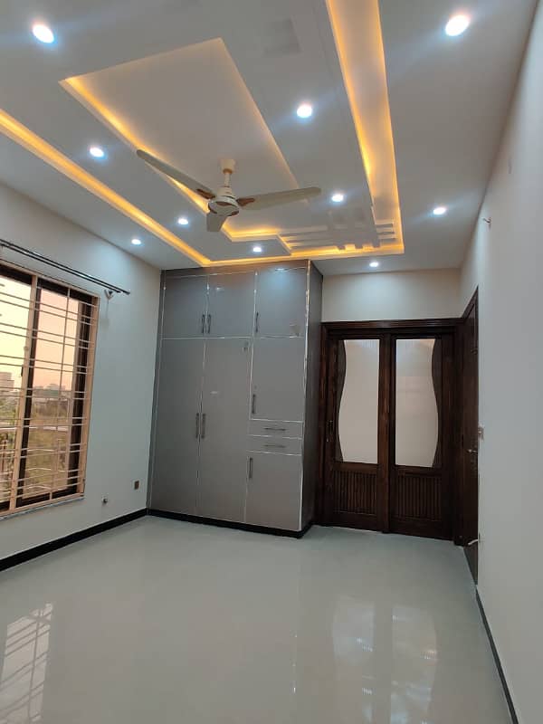 BRAND NEW CORNER 19 MARLA UPPER PORTION AVAILABLE FOR RENT WITH SAPERT GATE 15