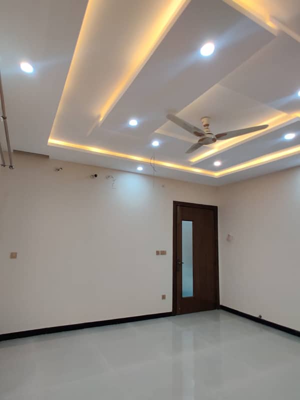 BRAND NEW CORNER 19 MARLA UPPER PORTION AVAILABLE FOR RENT WITH SAPERT GATE 16