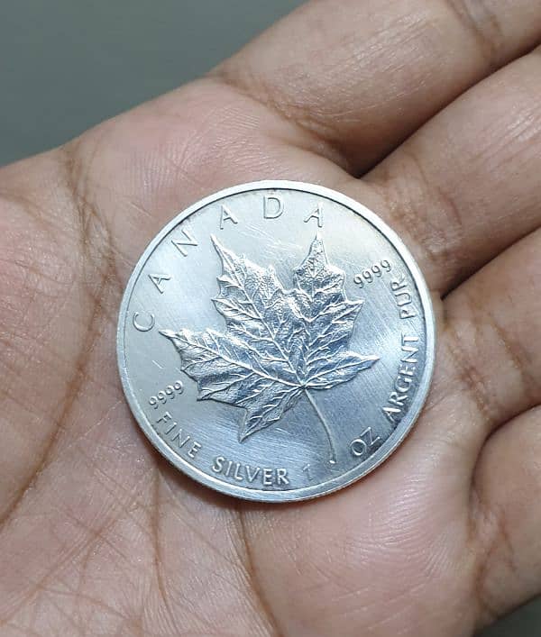 2013 Canada 1oz . 99.99% Silver Maple Leaf with capsule 3