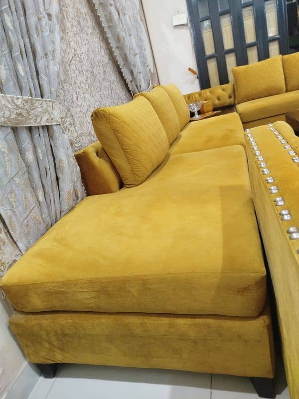 Sofa set in best condition. 4