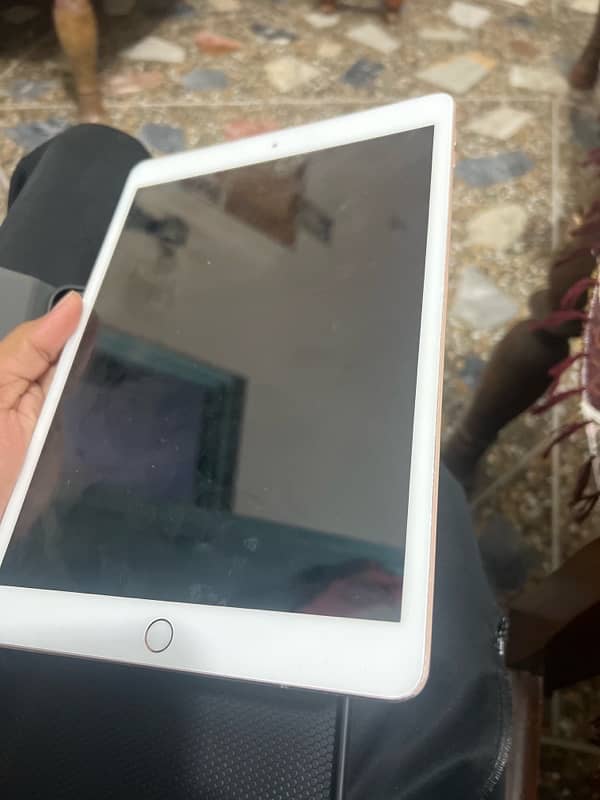 ipad 8th(generation) 128GB Golden colour 0