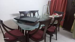 dinnig table with chairs