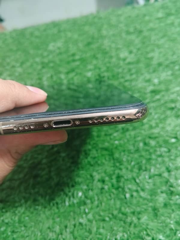 iphone XSMax Gold  256 9/10 condition 0