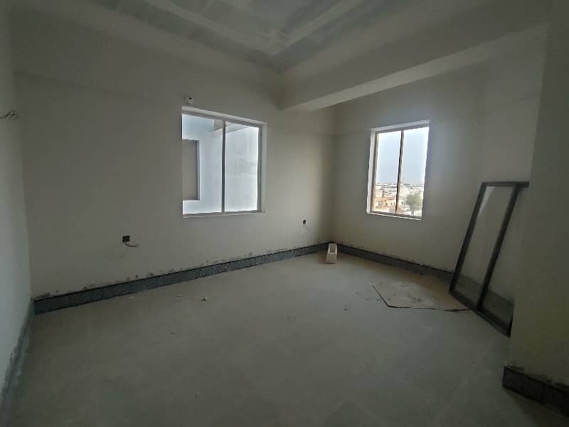 "Luxurious 2150 Sq. Ft. Apartment in London Town, Qasimabad - Modern Living in a Prime Location!" 6