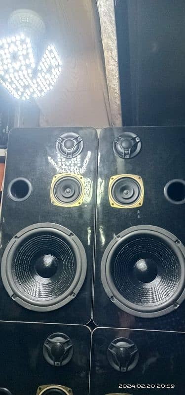 speakers and amplifier 0