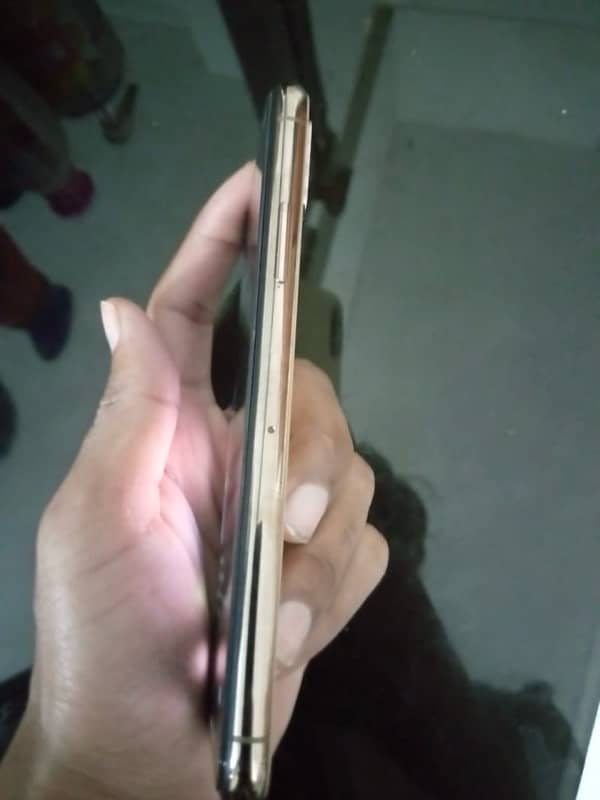 IPHONE XS in golden color (non PTA) 3