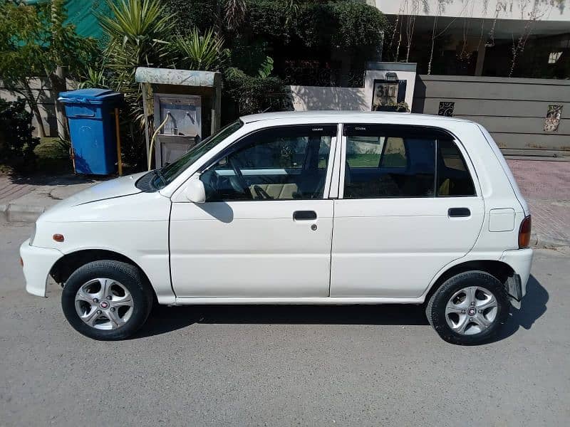 Daihatsu Cuore 2000 1