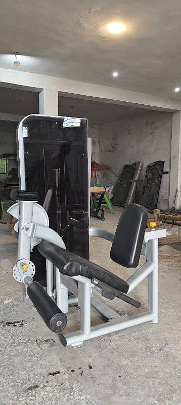 leg extension gym equipment 3