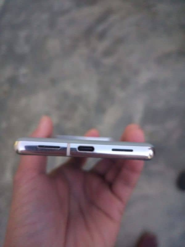 Agr kesi k pass i phone 13 pro max hai jv rabta kray good condition 4