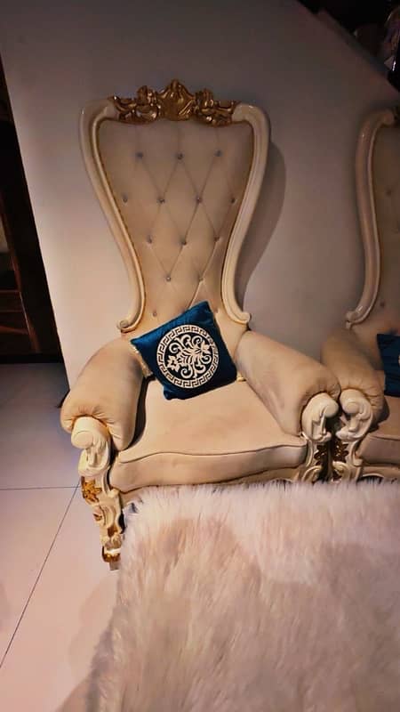 “Comfortable royal chairs in Excellent Condition – Great Deal!” 1