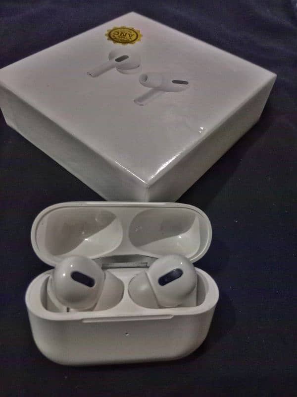 condition 10\10 copy airbuds 2