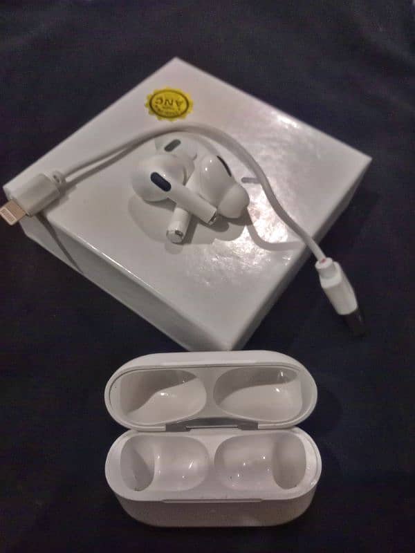 condition 10\10 copy airbuds 3