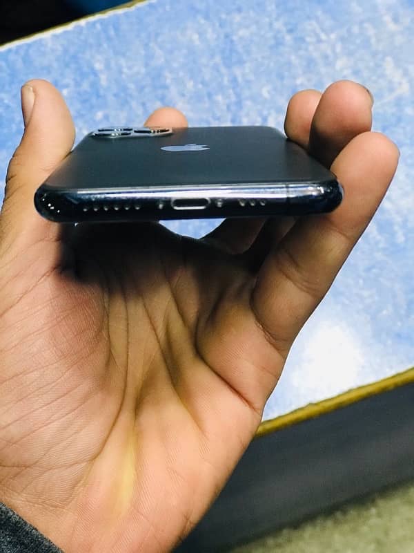 Iphone 11 pro 64 GB Price : 65000 contact on whatsapp 03040917039 4