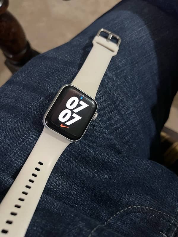 apple watch SE grey color 40 mm GPS cellular 0