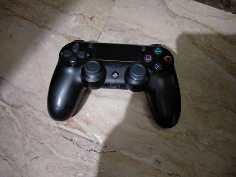 PLAY STATION 4 SLIM 1