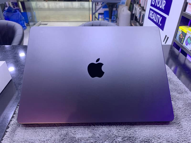 Macbook M3 Pro 10/10 18GB 512GB 43 Cycle Count 100% Health With 0