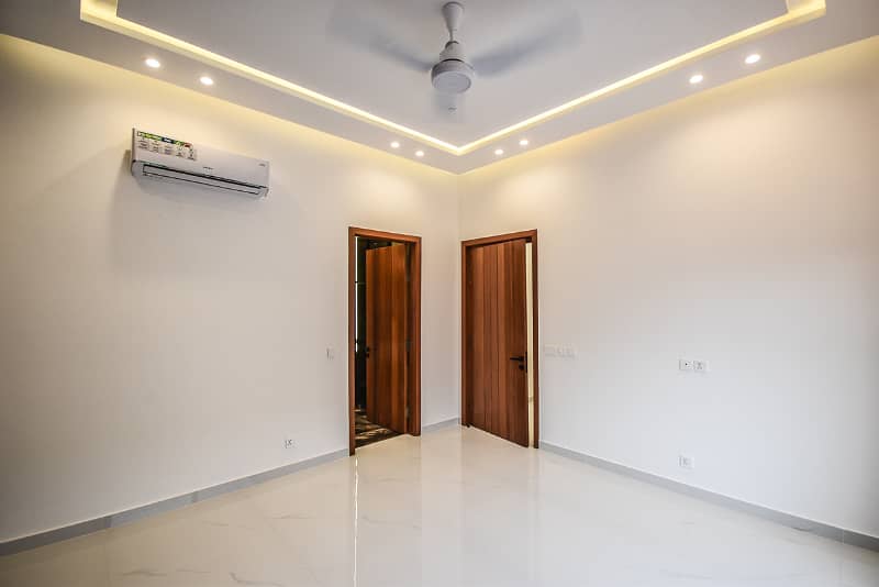 01 Kanal Magnificent Ultra Modern Bungalow For Sale 32