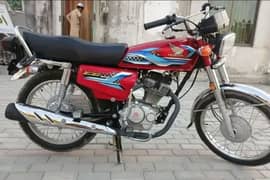 Honda 125 3,800 km only. 10/10 condition.