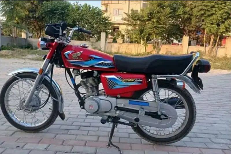 Honda 125 3,800 km only. 10/10 condition. 1