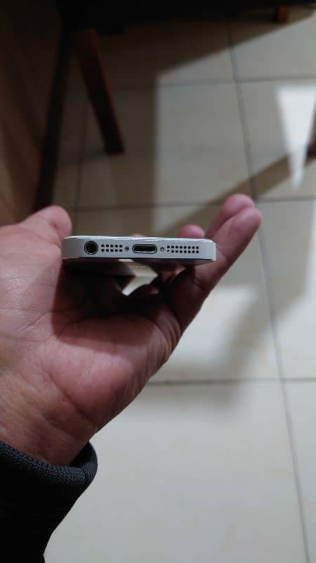 iphone 5s 16gb 10/10 condition 4