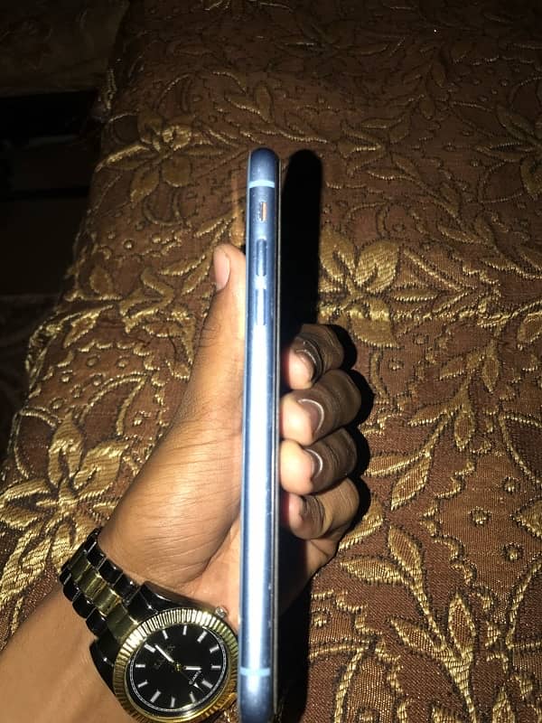 i phone xr for sell urgent 4