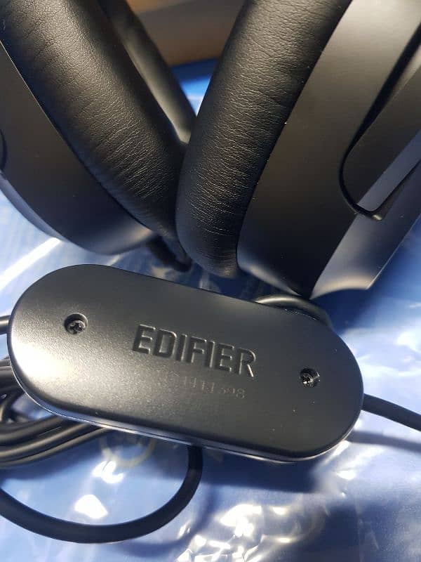 Edifier K5000 headphones 2