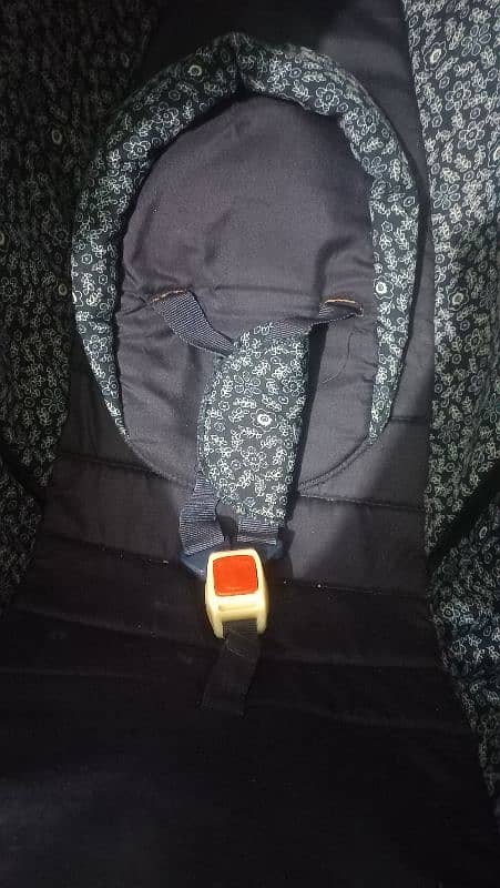 Very less used baby carry cot and car seat 3