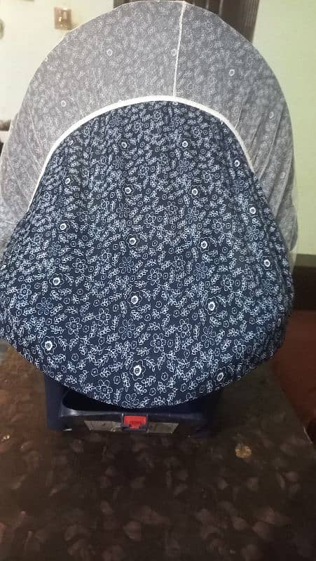 Very less used baby carry cot and car seat 8