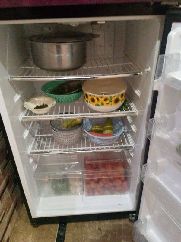 6 month use pel company full size fridge for sale urgent 4