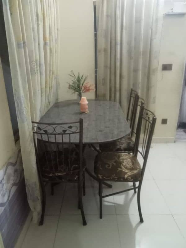 Dining table with 6 iron rod chairs 3