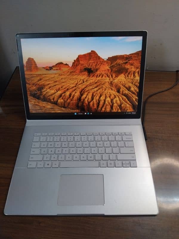 Surface Book 2 15 " i7 8th gen 16 GB RAM 256GB GTX 1060 6GB VRAM 0