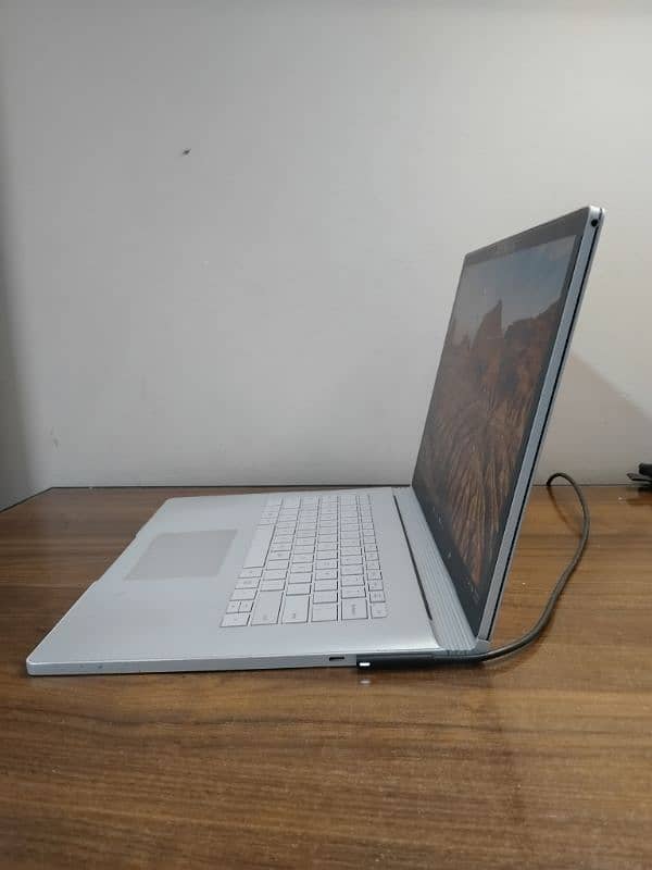 Surface Book 2 15 " i7 8th gen 16 GB RAM 256GB GTX 1060 6GB VRAM 2