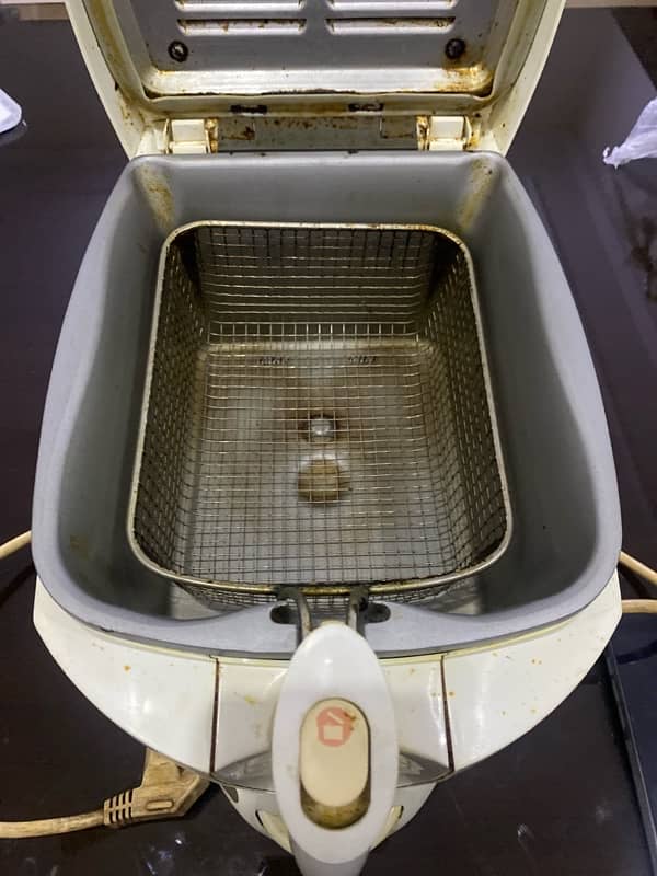 Kenwood Deep Fryer DF380 model 10