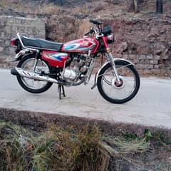 Honda 125 in lush condition.