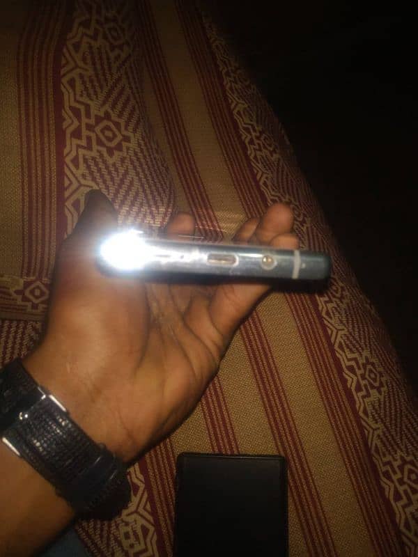 assalamualaikum I'm selling my phone docomo arrows f52 a 5g 8 128 ha 4